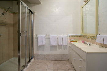 A Camelot Tower & Penthouse - Sunshine Coast Guide 29
