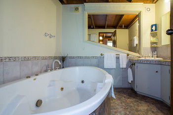 A Camelot Tower & Penthouse - Sunshine Coast Guide 50