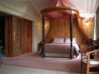 A Camelot Tower & Penthouse - Sunshine Coast Guide 0
