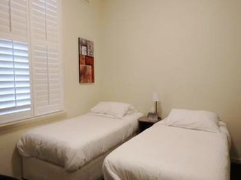 Naughtons Parkville Hotel - Sunshine Coast Guide 28