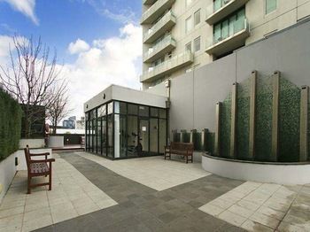 Alpha Apartments Melbourne - Sunshine Coast Guide 4