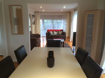 Australian Home Away Doncaster Elgar 2 - Sunshine Coast Guide 10