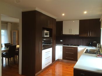 Australian Home Away Doncaster Elgar 2 - Sunshine Coast Guide 12
