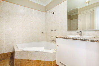 Edward Parry Motel & Apartments - Sunshine Coast Guide 0