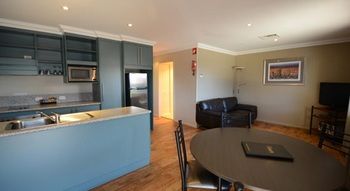 Edward Parry Motel & Apartments - Sunshine Coast Guide 25