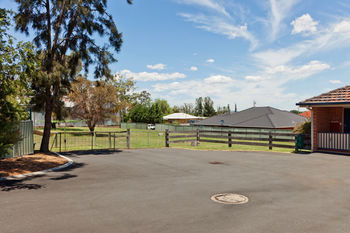 Abraham Lincoln Motel - Sunshine Coast Guide 12