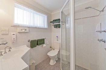 Abraham Lincoln Motel - Sunshine Coast Guide 13