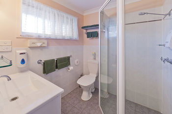 Abraham Lincoln Motel - Sunshine Coast Guide 16