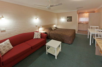 Abraham Lincoln Motel - Sunshine Coast Guide 19