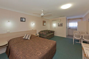 Abraham Lincoln Motel - Sunshine Coast Guide 20