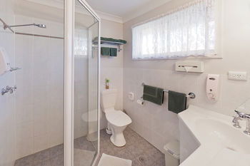 Abraham Lincoln Motel - Sunshine Coast Guide 22