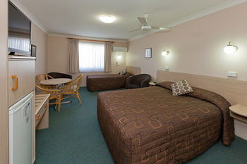 Abraham Lincoln Motel - Sunshine Coast Guide 24
