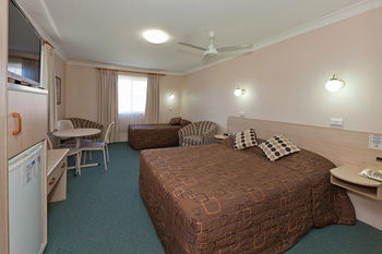 Abraham Lincoln Motel - Sunshine Coast Guide 25