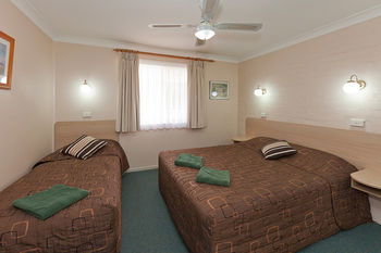 Abraham Lincoln Motel - Sunshine Coast Guide 26