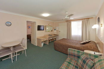 Abraham Lincoln Motel - Sunshine Coast Guide 27