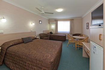 Abraham Lincoln Motel - Sunshine Coast Guide 28