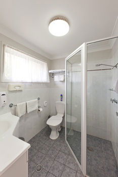 Abraham Lincoln Motel - Sunshine Coast Guide 29