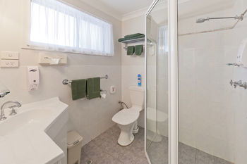 Abraham Lincoln Motel - Sunshine Coast Guide 30