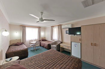 Abraham Lincoln Motel - Sunshine Coast Guide 33