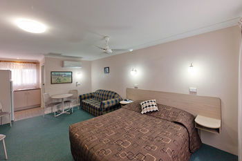 Abraham Lincoln Motel - Sunshine Coast Guide 35