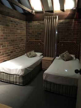 Avoca Beach Hotel & Resort - Sunshine Coast Guide 25