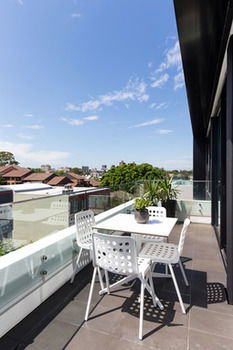 Apartment Hotel East Central - Sunshine Coast Guide 4