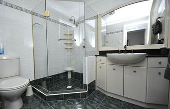 Kingsford 12 Shaw Furnished Apartment - Sunshine Coast Guide 0