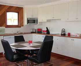 Anchlia Waterfront Cottages - Sunshine Coast Guide 2