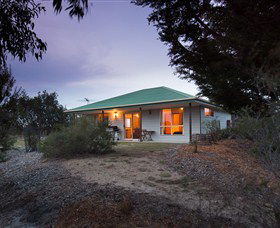 Shuckers Cottages - Sunshine Coast Guide 1