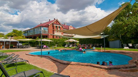 Alzburg Resort Mansfield - Sunshine Coast Guide 1