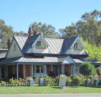 Magnolia Mansfield - Sunshine Coast Guide