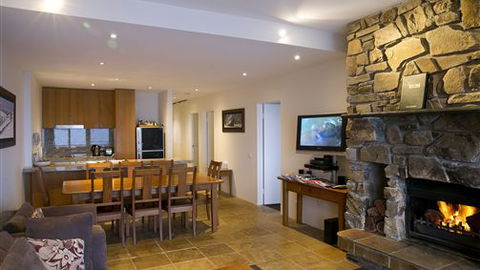 Alpine Woodsmoke Apartments - Sunshine Coast Guide 0