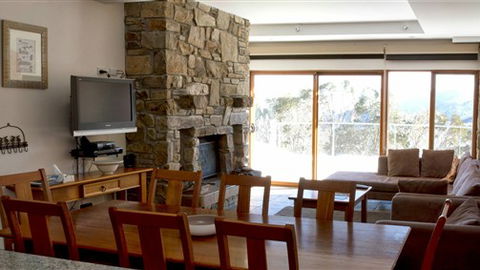 Alpine Woodsmoke Apartments - Sunshine Coast Guide 1