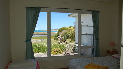 Surfside Backpacker Great Ocean Road - Sunshine Coast Guide 2