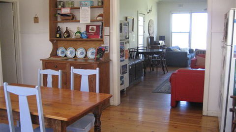 Surfside Backpacker Great Ocean Road - Sunshine Coast Guide 1