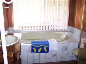 Botts Beach Retreat - Sunshine Coast Guide 3