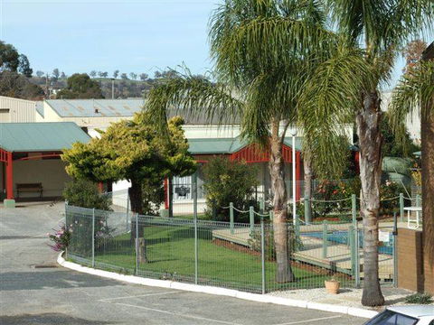 Albury Hume Inn Motel - Sunshine Coast Guide 1