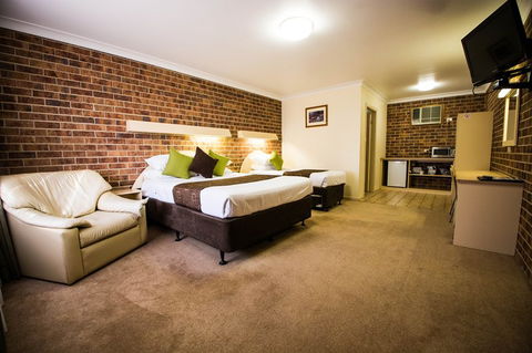 A-Line Motel - Sunshine Coast Guide 0