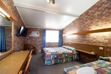 Allan Cunningham Motel And Old Wagon Restaurant - Sunshine Coast Guide 8