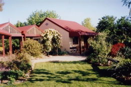Alpine Country Cottages - Sunshine Coast Guide 0