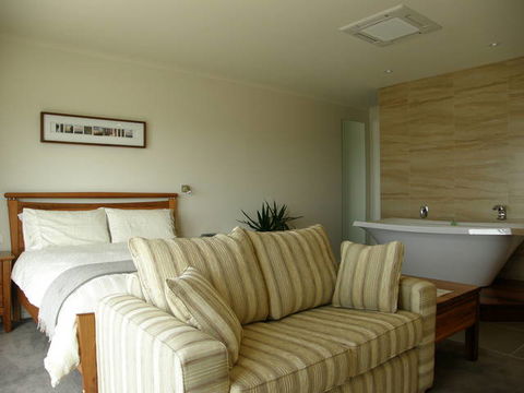 Captain's At The Bay - Sunshine Coast Guide 1