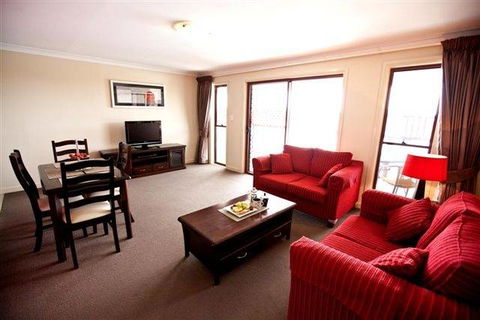 Cattleman's Country Motor Inn And Serviced Apartments - Sunshine Coast Guide 1