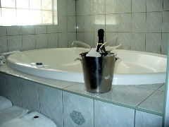Charles Rasp Motor Inn - Sunshine Coast Guide 2