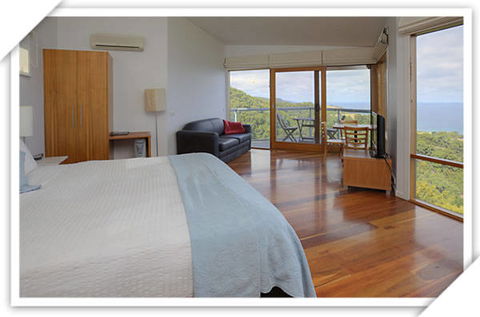 Chris's Beacon Point Restaurant & Villas - Sunshine Coast Guide 0