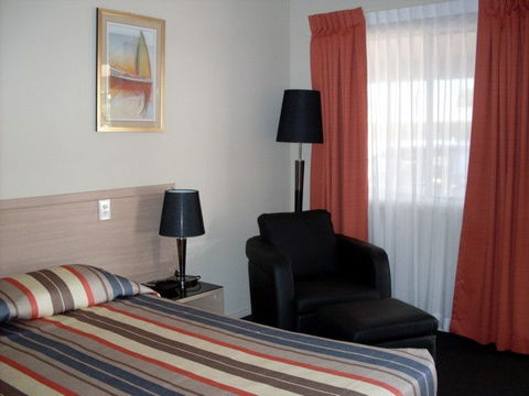 Cobar Central Motor Inn - Sunshine Coast Guide 1