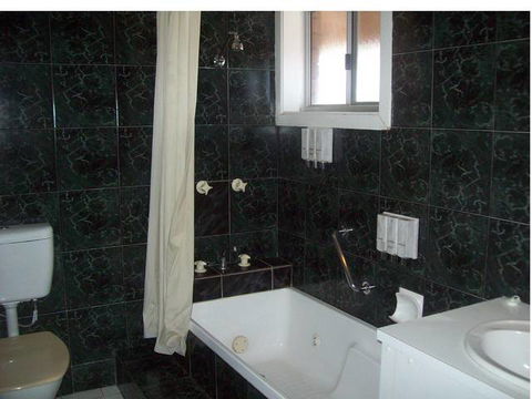 Cobar Motor Inn - Sunshine Coast Guide 2