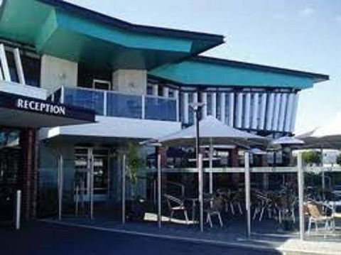 Comfort Hotel Highlander - Sunshine Coast Guide 0