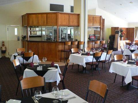 Emerald Explorers Inn - Sunshine Coast Guide 5