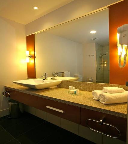 The Colmslie Hotel Suites & Conference Centre - Sunshine Coast Guide 1