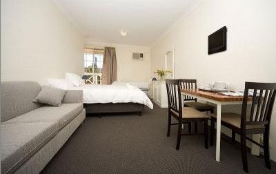 Aussie Settler Motel - Sunshine Coast Guide 1
